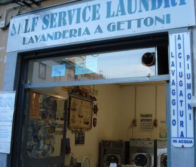 LAVANDERIA A GETTONI SELF SERVICE IN ACQUA  - LAUNDROMAT