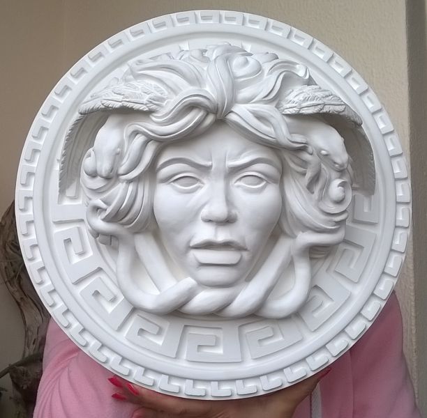 Medusa scultura dalle due greche ha come diametro 35 cm 