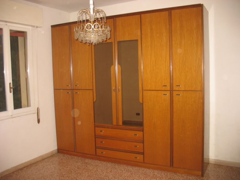 Ampio armadio con specchi a vista.