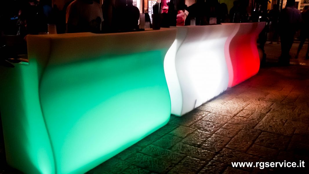 Bancone per bar attrezzato ed illuminato 
