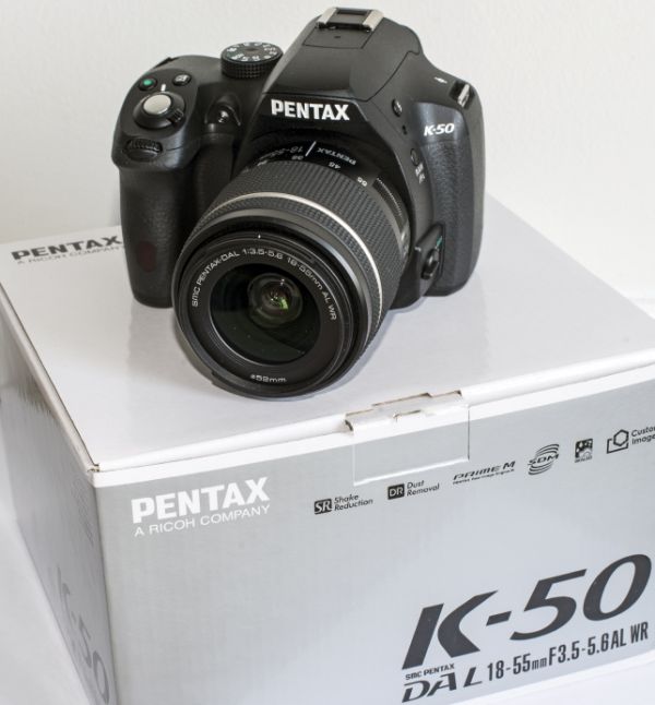 Vendo Reflex digitale prosumer Pentax K-50 kit 18-55WR