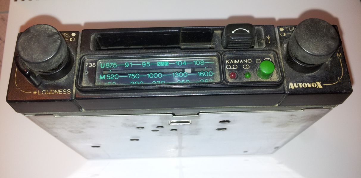 Autoradio Autovox Kaimano ME 738 stereo giranastri estraibile, completa di plancia. 