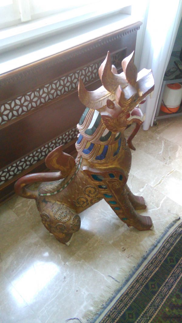 Disponibili, Cani in legno intagliato, lavorati con oro zecchino e pietre colorate, acquistati 20 an