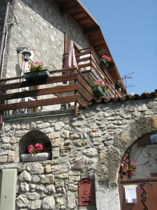 BORNO (BS) Media Valcamonica, centro storico, a 3km dalle piste da sci AFFITTO monolocale 4 posti