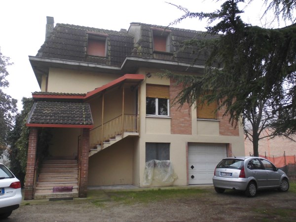 Villa indipendente con due appartamenti e ampio giardino a Collecchio