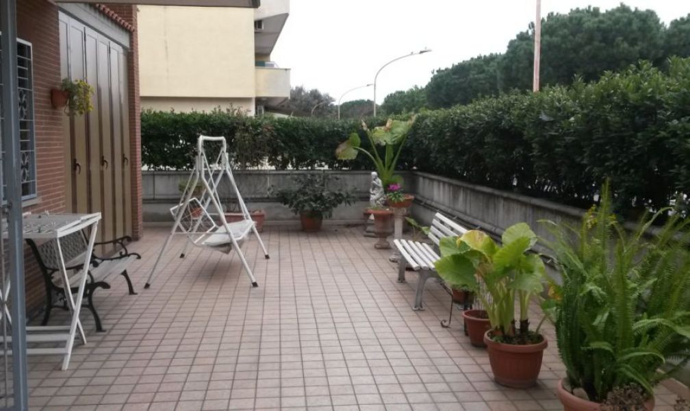 Arco di travertino signorile ampio terrazzo di 90mq