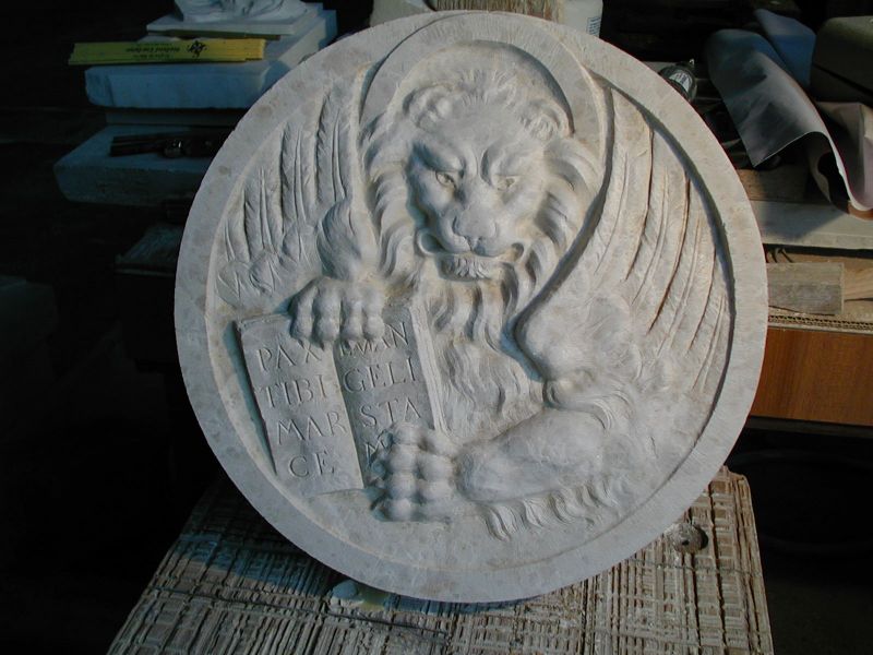 Leone di San Marco in marmo