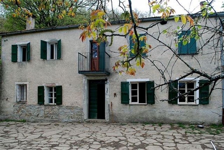 Rustico in sassi indipendente con vista panoramica e terreno