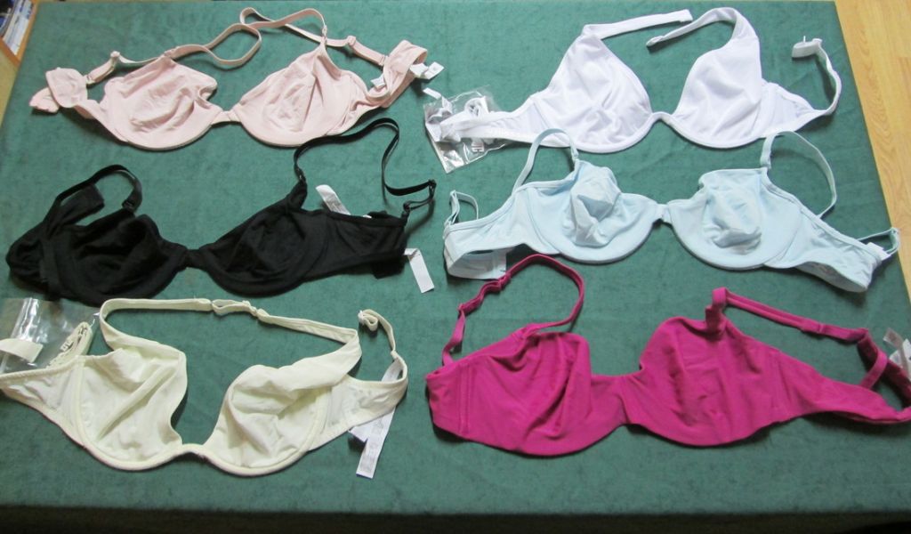 Stock di reggiseni non imbottiti.