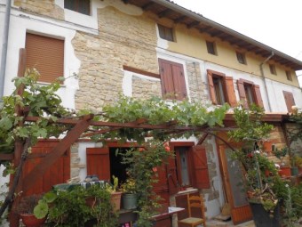 Antico rustico in sassi  in  collina con giardino e terreno