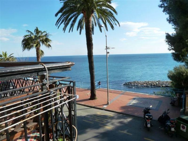 Imperia P.M. appartamento fronte mare con balconi  350.000