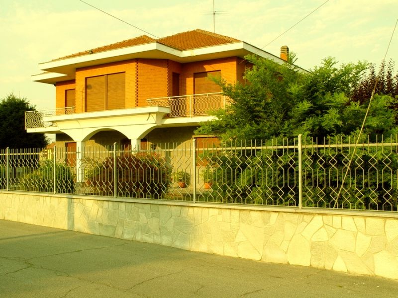 Torino - Montanaro- Villa con giardino e terreno vendesi