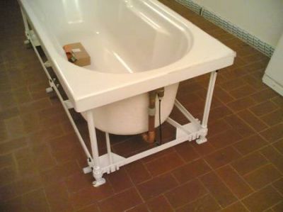 Vasca in metacrilato 70x170 con paratia da muro compresa