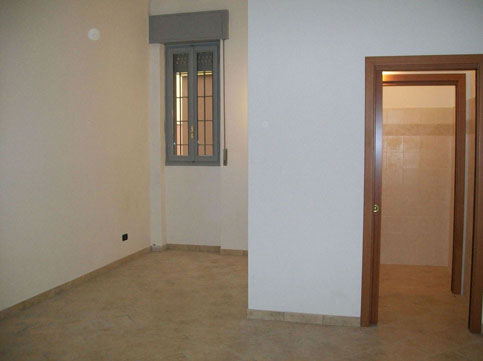 Vendesi locale commerciale 50 mq, ristrutturato, uso ufficio/negozio