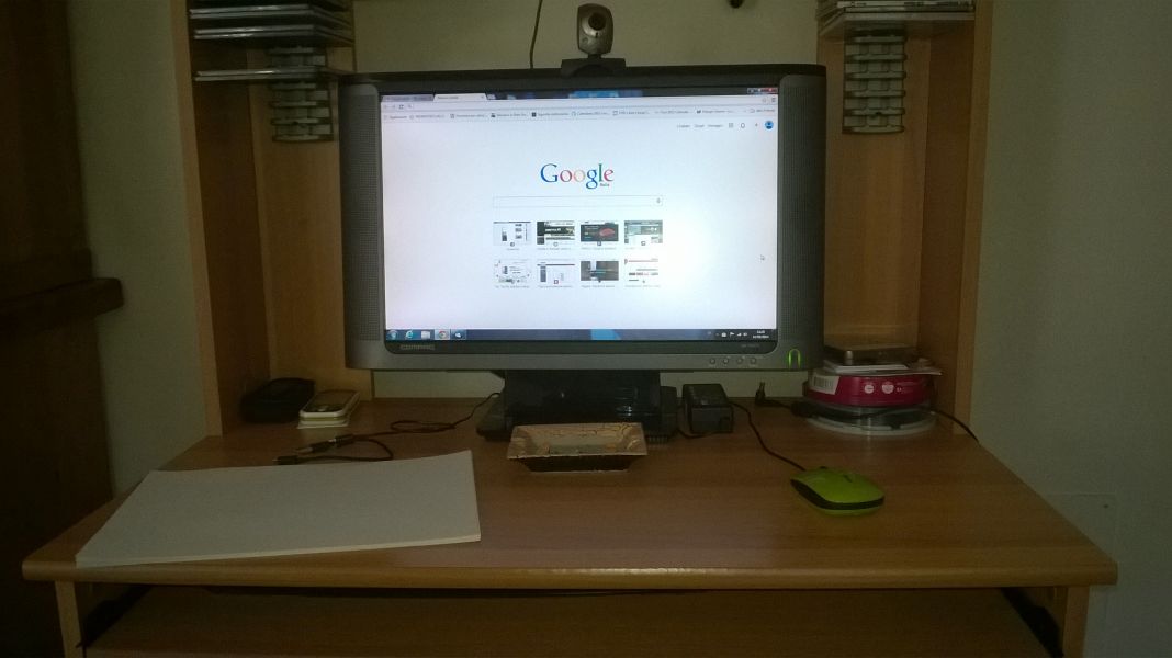 Pc completo di mobile e sedia