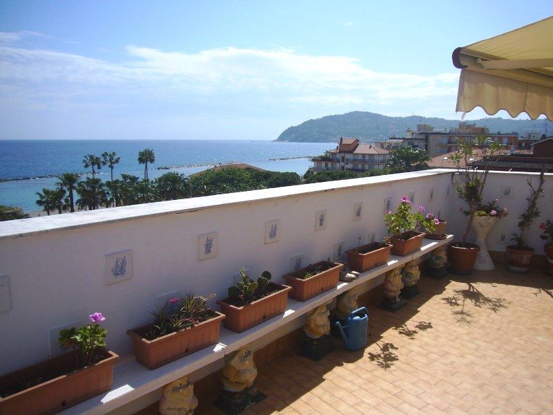 Imperia - S. Bartolomeo Mare attico con terrazzo e vista mare  340.000
